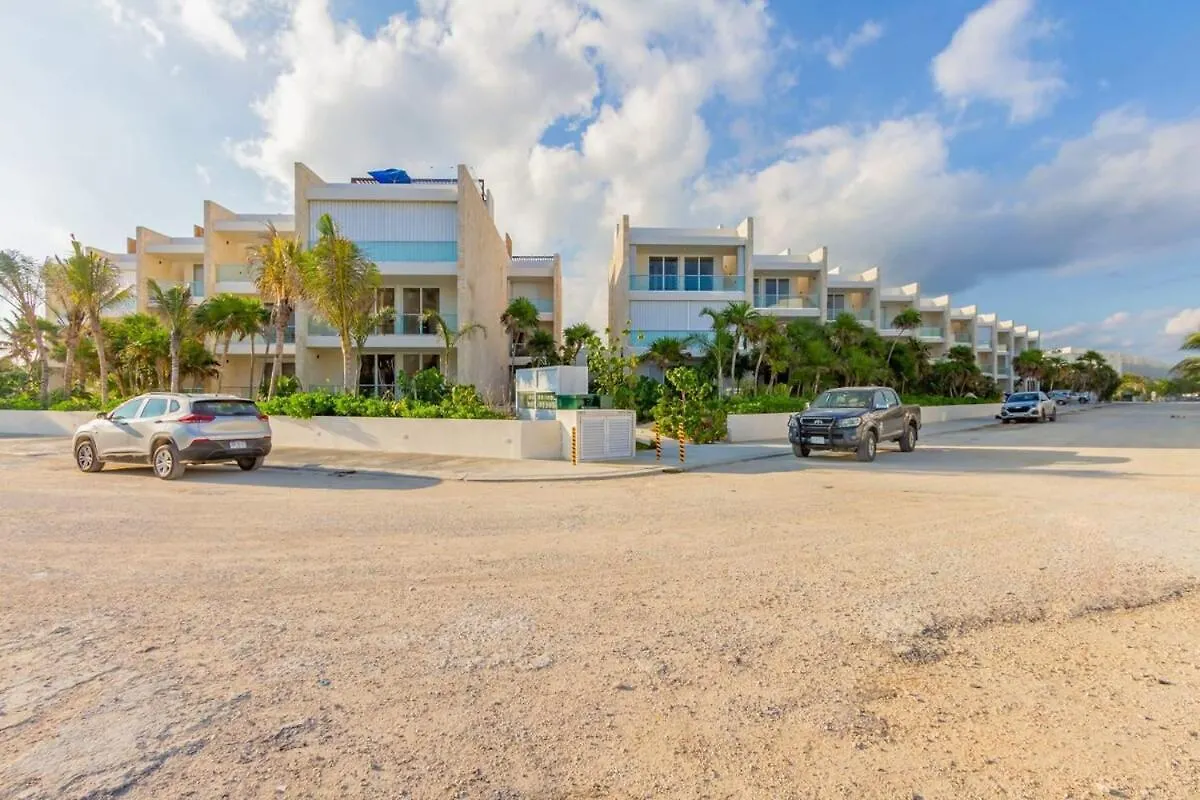 Chic Beachfront Condo Ocean View Rooftop Pools Akumal Ferienhaus
