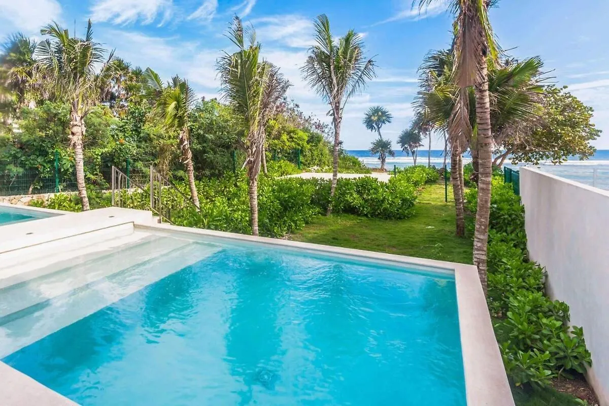 Chic Beachfront Condo Ocean View Rooftop Pools Akumal Ferienhaus